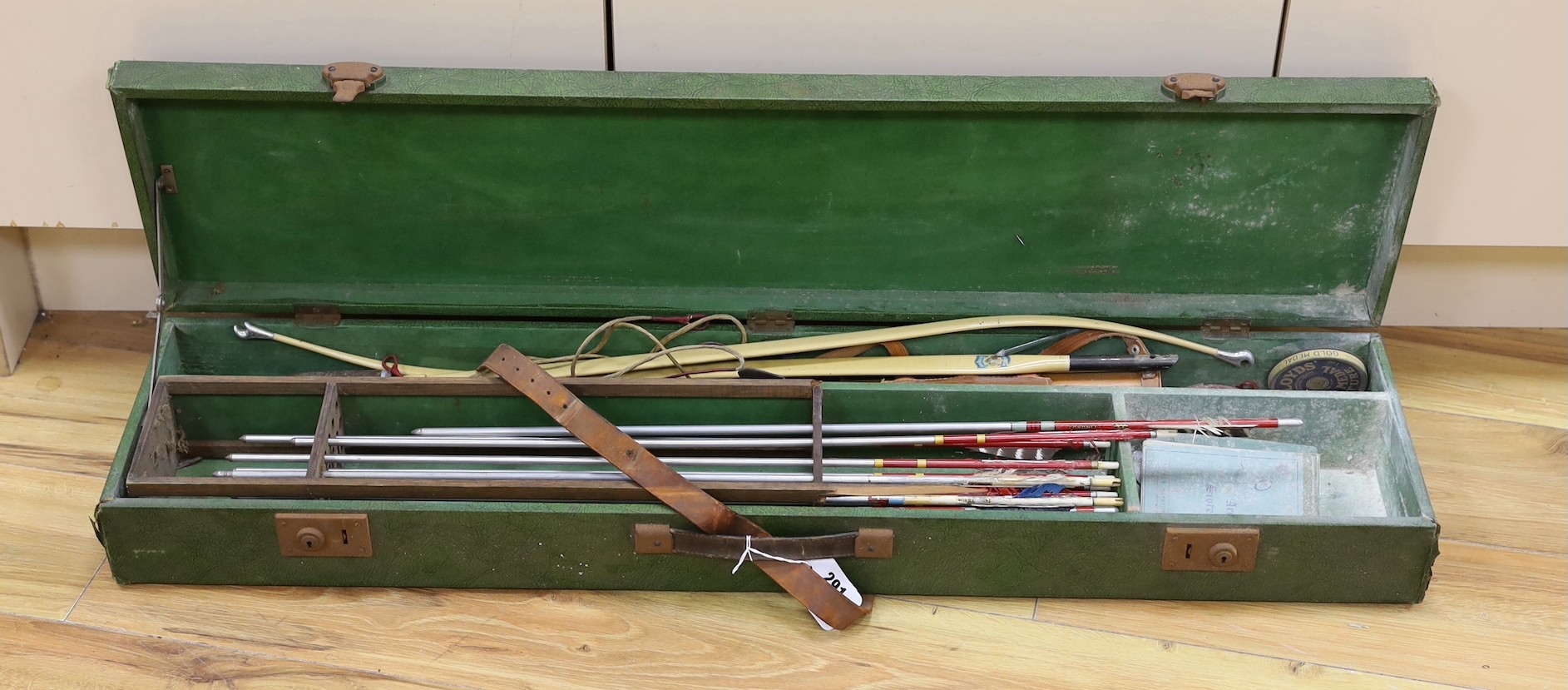 A vintage archery set in cased green box